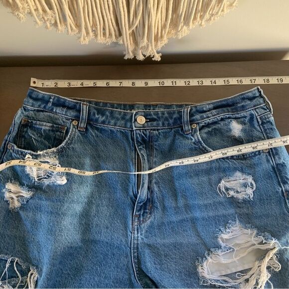 AMERICAN EAGLE Distressed Raw Hem Mom Jean 100% Cotton Denim Shorts 18 - Picture 11 of 13